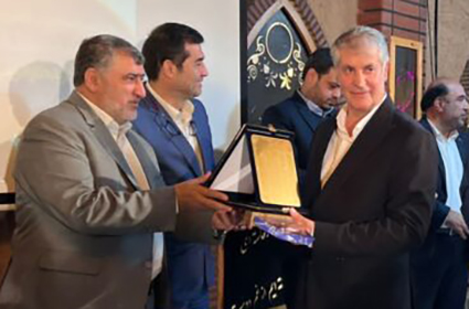 از دهکده گردشگری دکتر خاکی بعنوان فعال برگزیده کارآفرین استان تجلیل شد