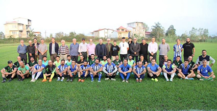 شاگردان برای مربی به صف شدند